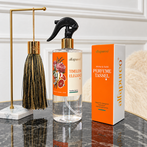Timeless Elegance 500 ml fekete-arany illatosító bojttal és dobozzal, márványasztalon